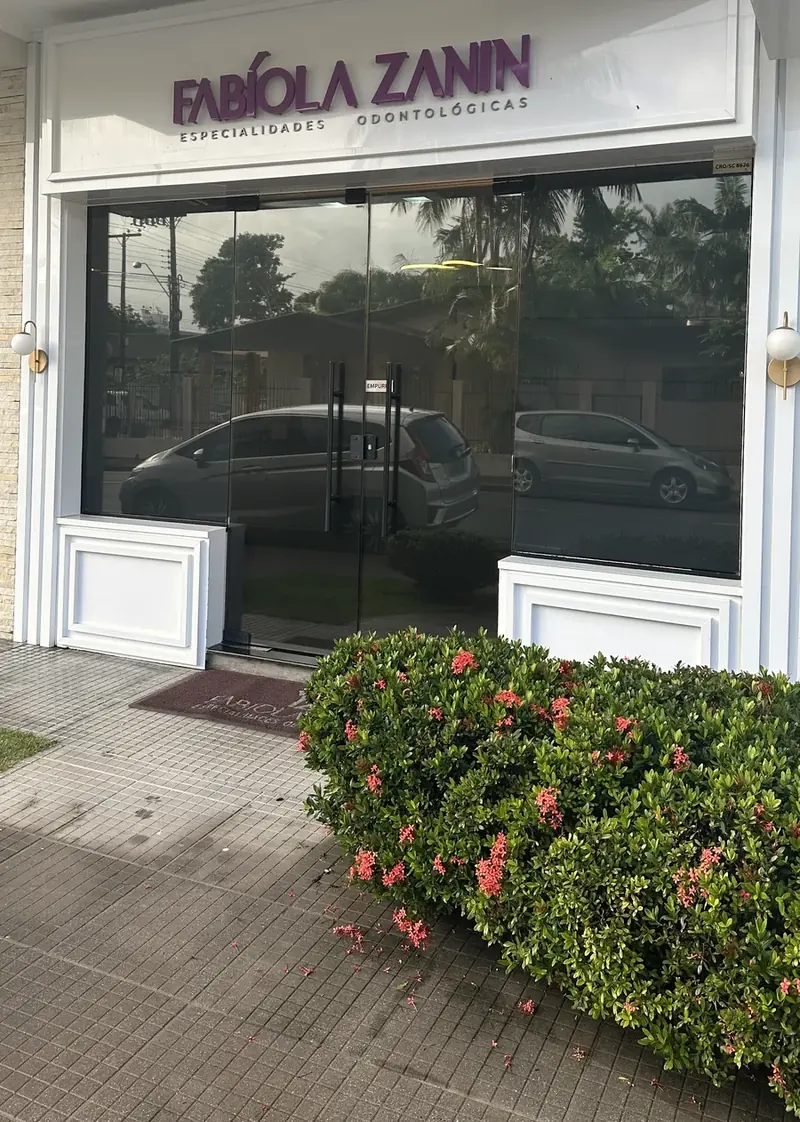 Entrada da clínica com canteiro de flores